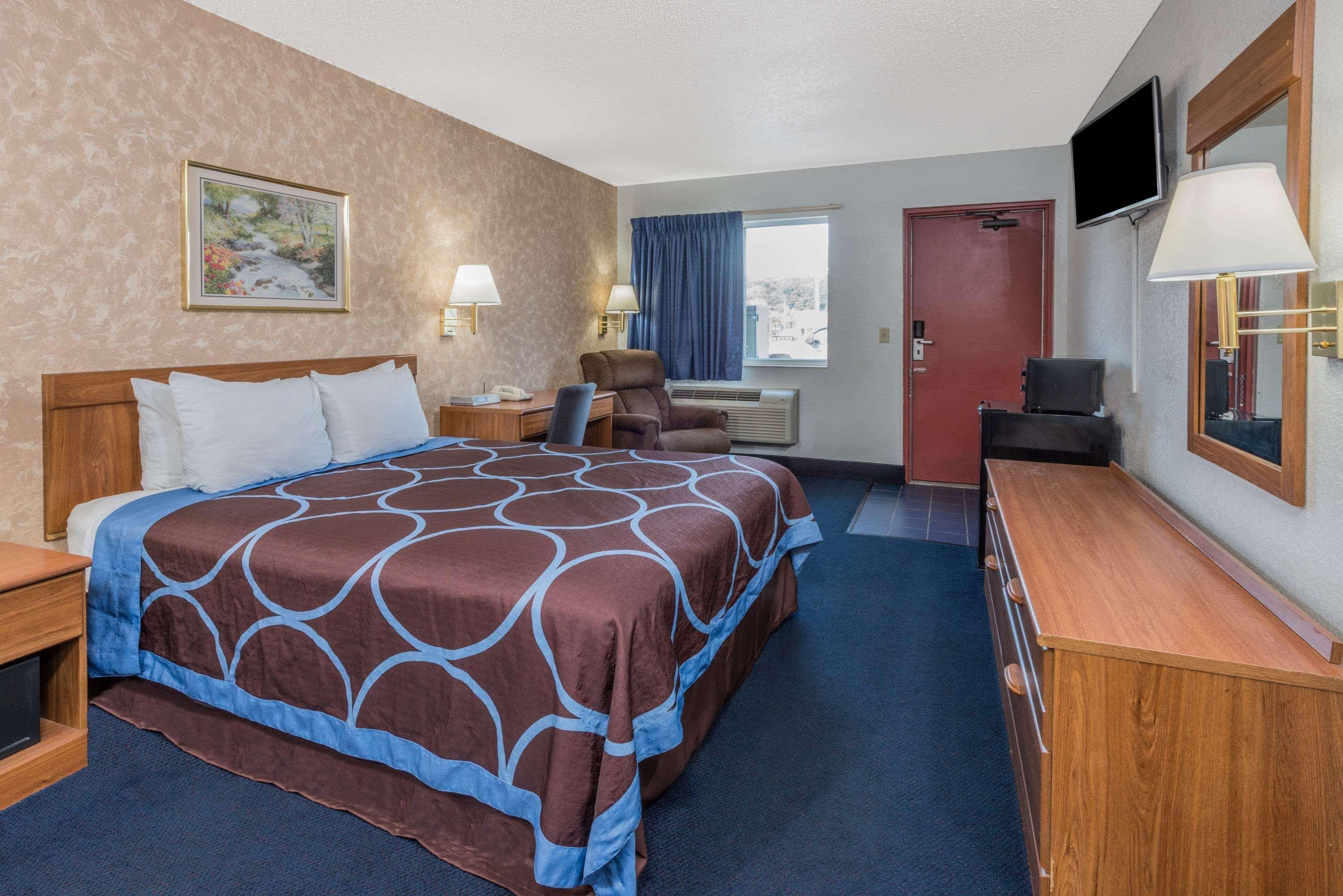 Super 8 By Wyndham Potosi Hotel Bagian luar foto