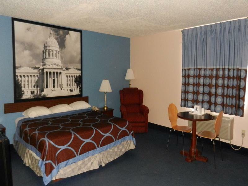 Super 8 By Wyndham Potosi Hotel Bagian luar foto