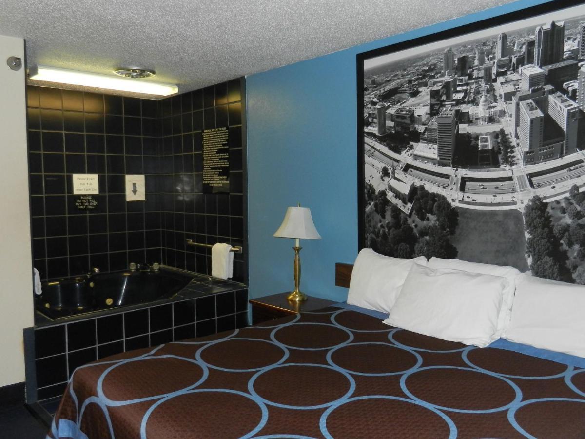 Super 8 By Wyndham Potosi Hotel Bagian luar foto